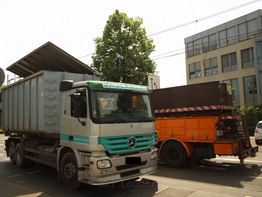 LKW riss Oberleitung ab Koeln Deutz Am Schnellert Siegburgerstr P073.JPG